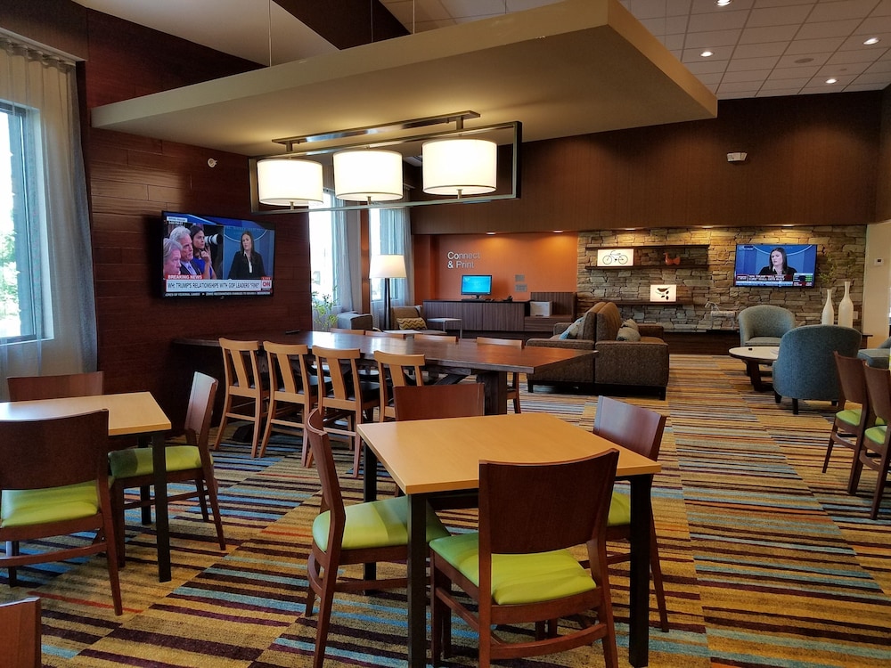 Fairfield Inn Suites Springfield Holyoke 26/35