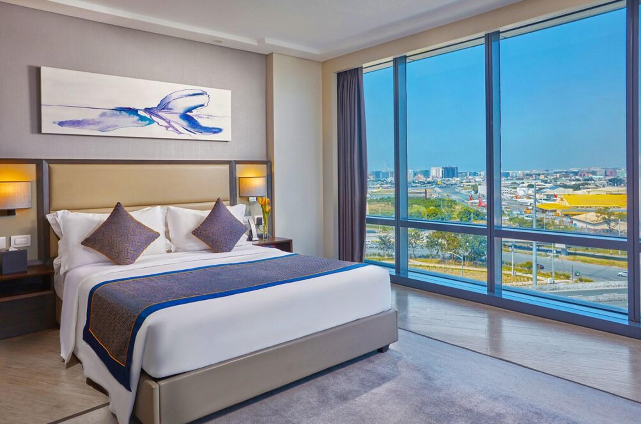 1 Bedroom, Suite, Queen Bed, Airport View, Living Area