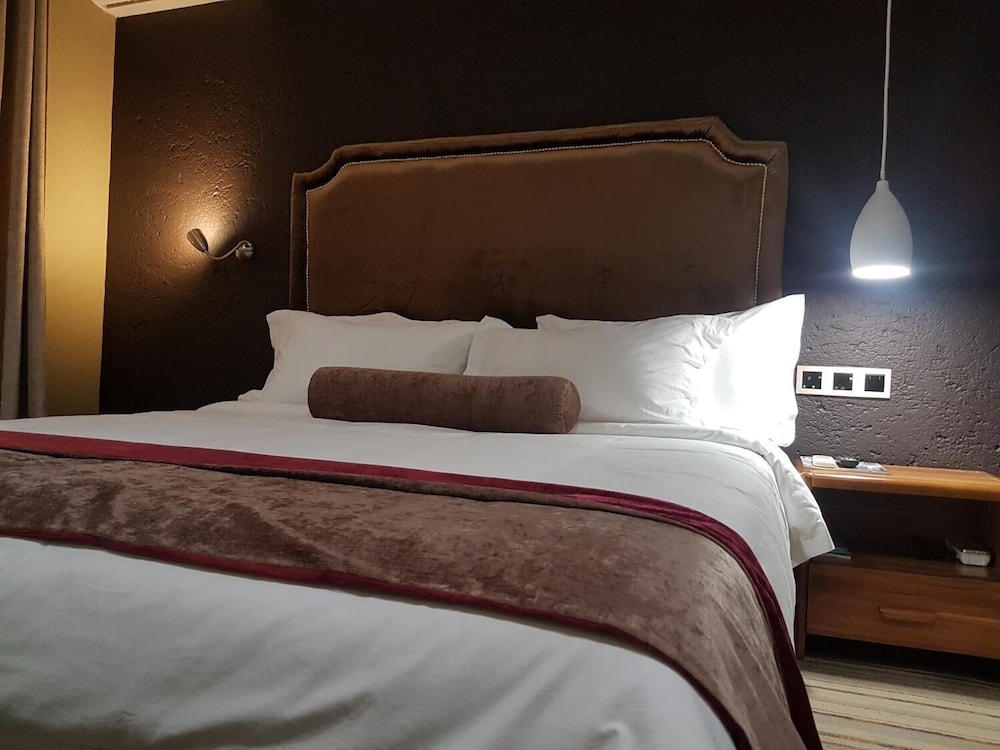 La-Signature Guest House 4/23