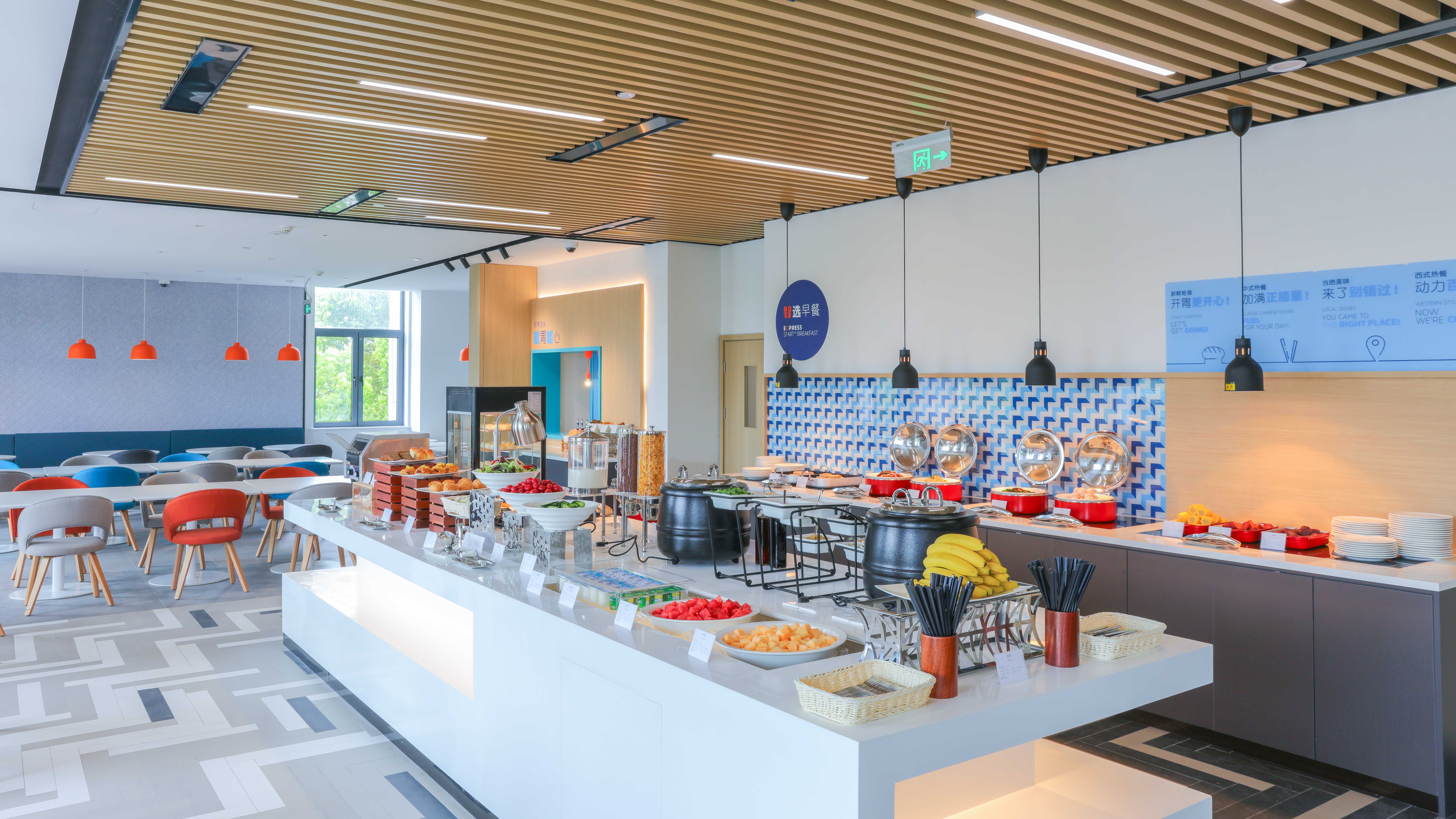Holiday Inn Express Shanghai Pudong Airport 28/32