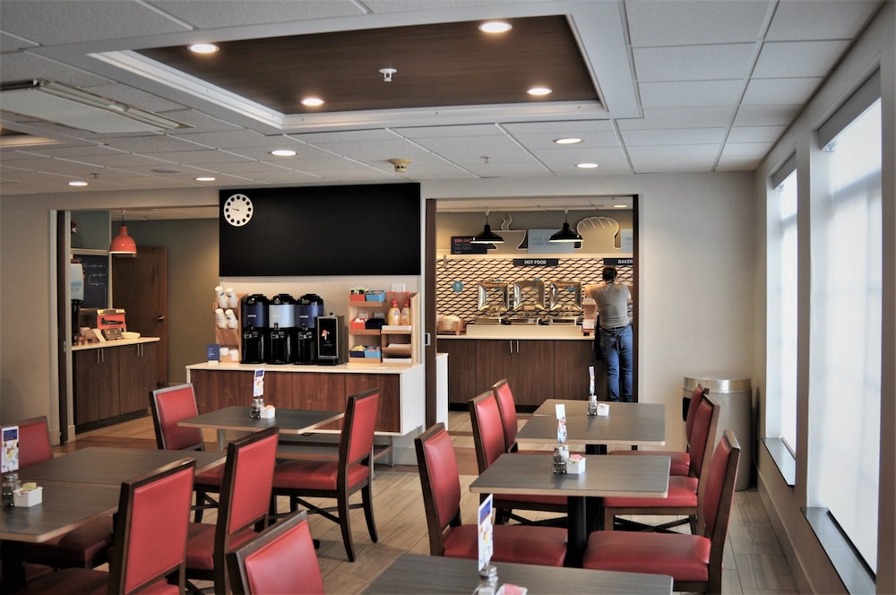 Holiday Inn Express Hotel And Suites Boston Marlboro 37/63