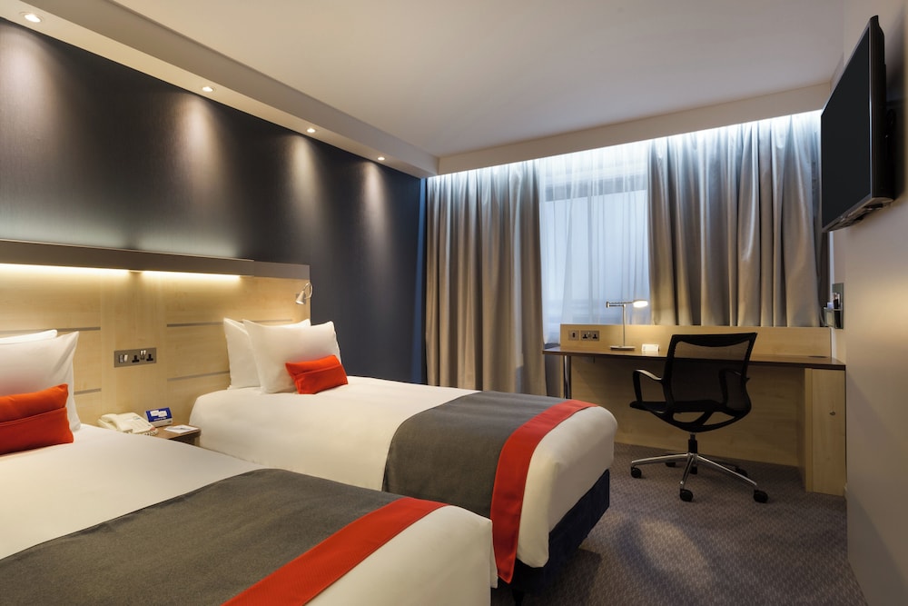 Holiday Inn Express Watford Junction 17/68