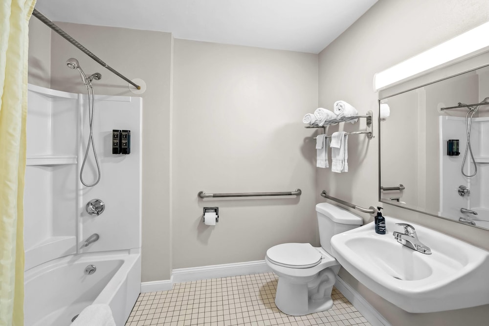 Rodeway Inn Somerset MA 52/57