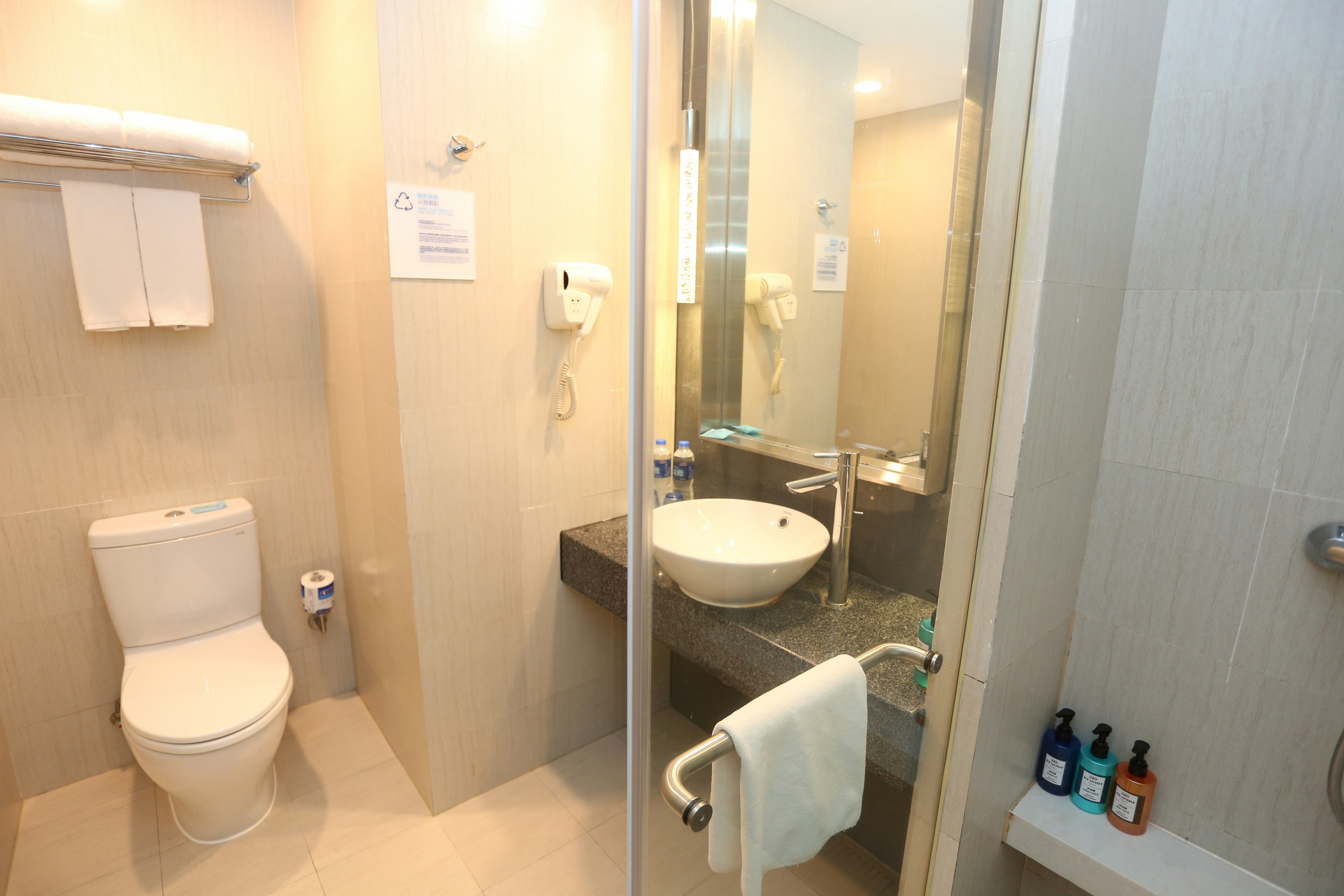 HOLIDAY INN EXPRESS SHANGHAI JINSHA 49/50