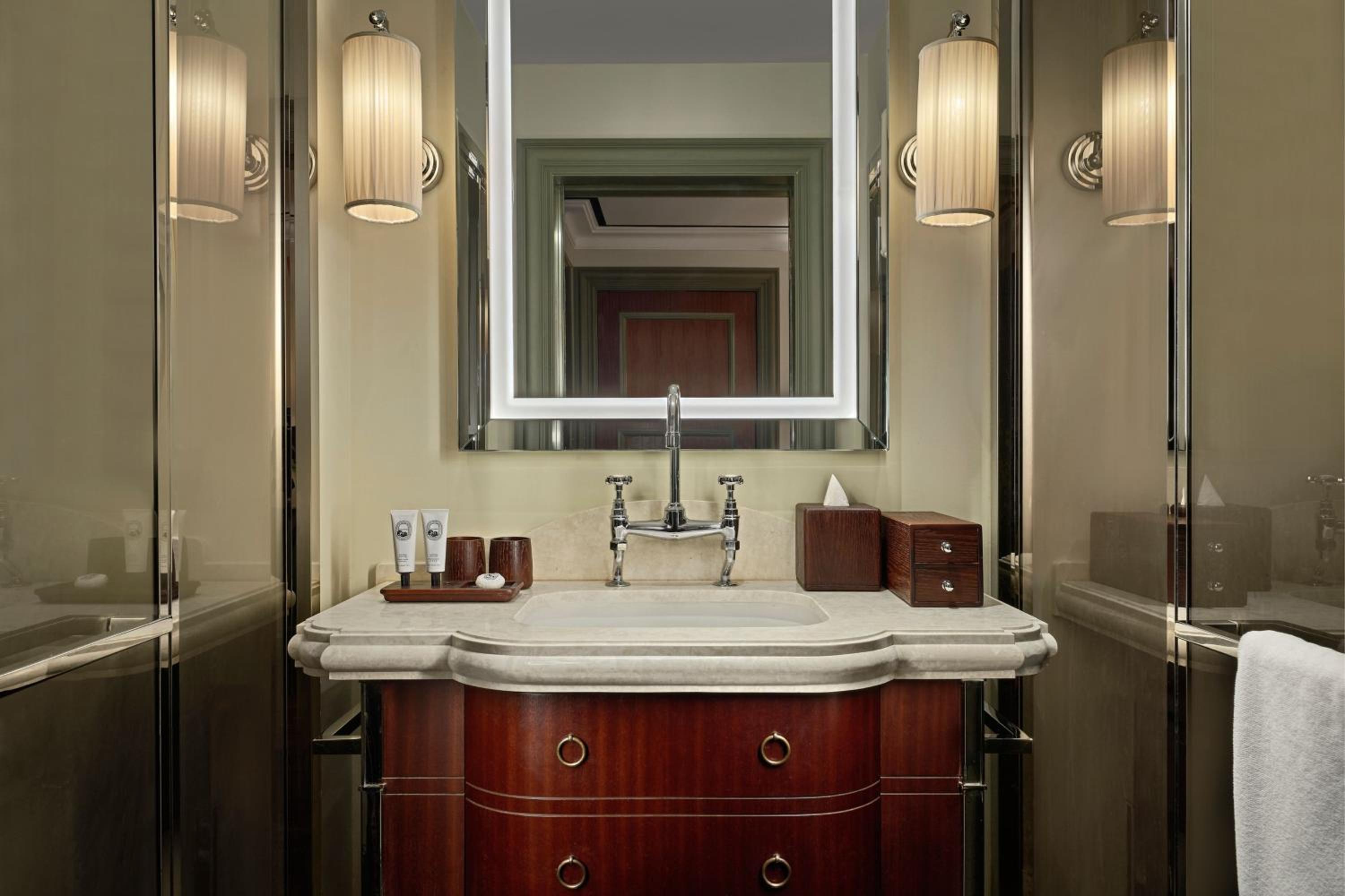 Club, Suite, 2 Queen Beds, Partial View, Club Lounge Access