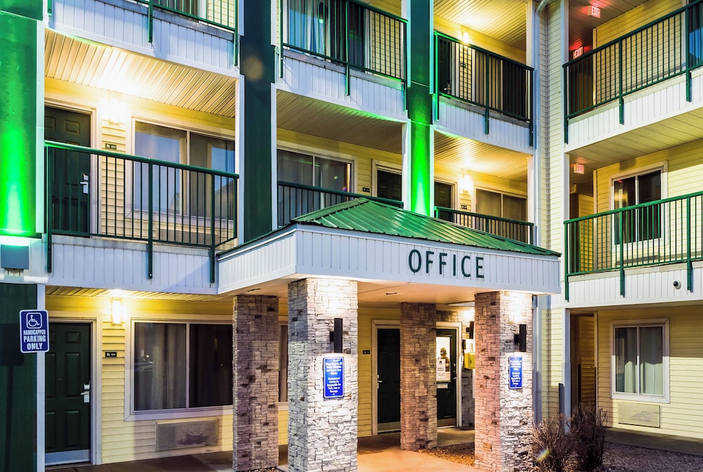 HomeTowne Studios By Red Roof Colorado Springs - Airport 2/27