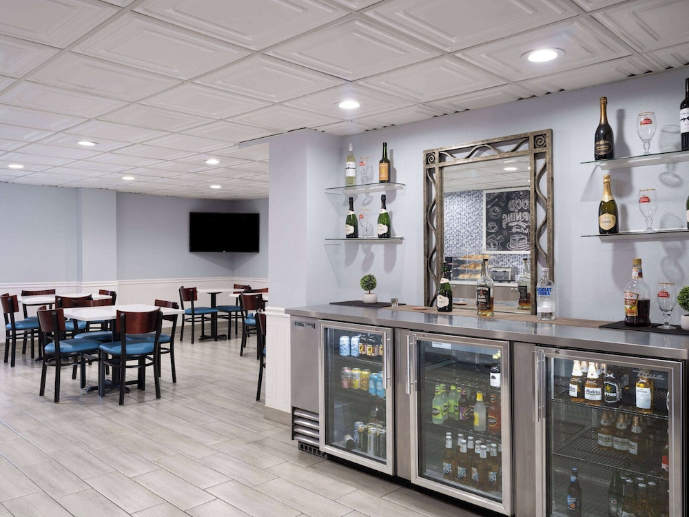 AmericInn by Wyndham Woodstock IL 43/50