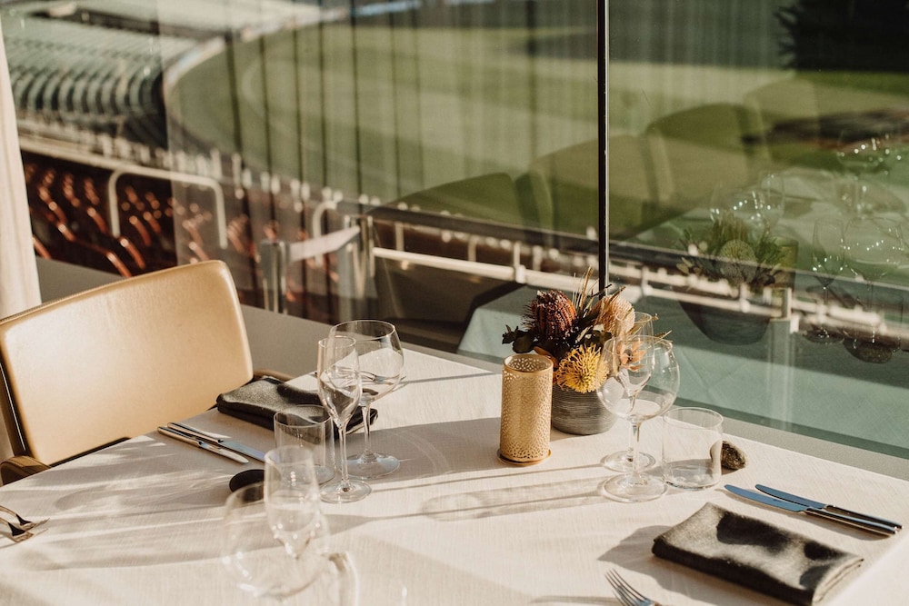 Oval Hotel Adelaide 32/50
