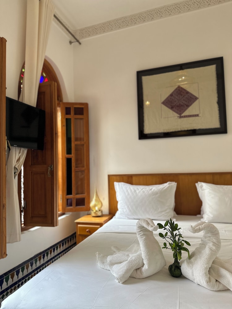 DELUXE, DOUBLE OR TWIN BED, POOL VIEW