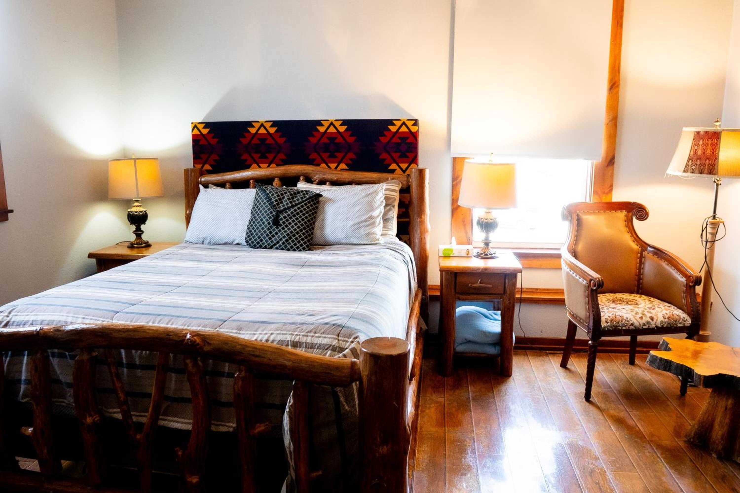 Premium, Cabin, Queen Bed, Oak Tree Hotel 5/10