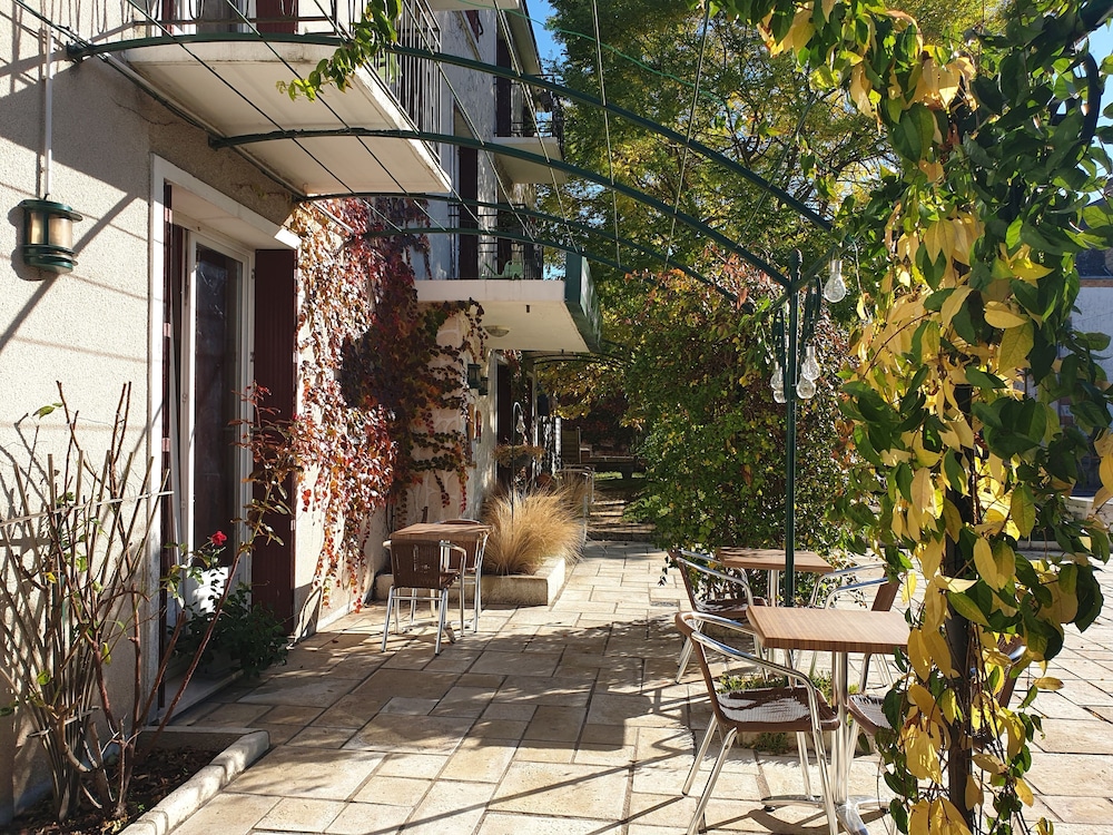 HOTEL LE SAINT CYR 38/41