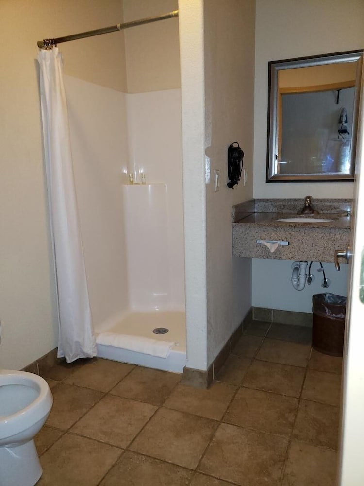 Price Pointe Inn 38/42