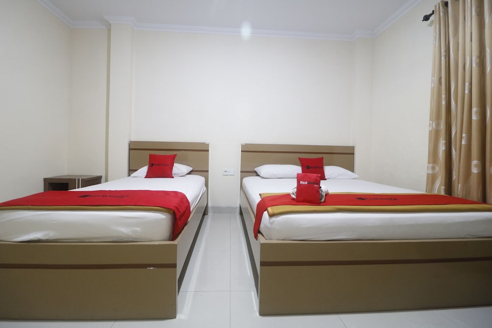 RedDoorz Plus near WTC Batanghari Mall 6/27