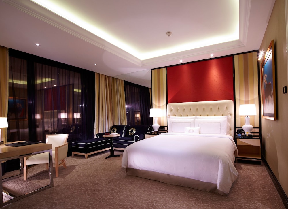 The Trans Luxury Hotel 18/73