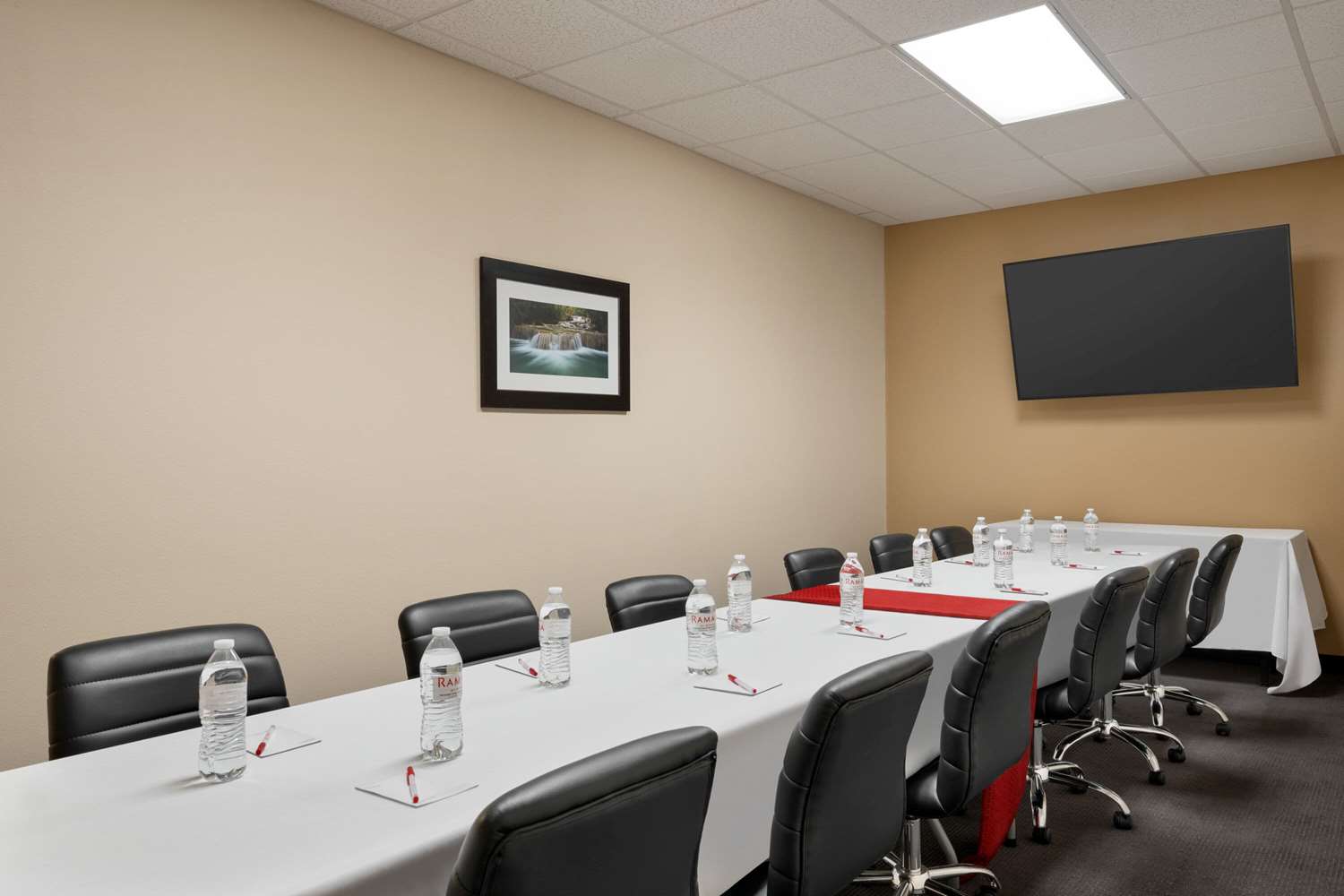 Bakken Airport Hotel And Suites Xwa 15/26