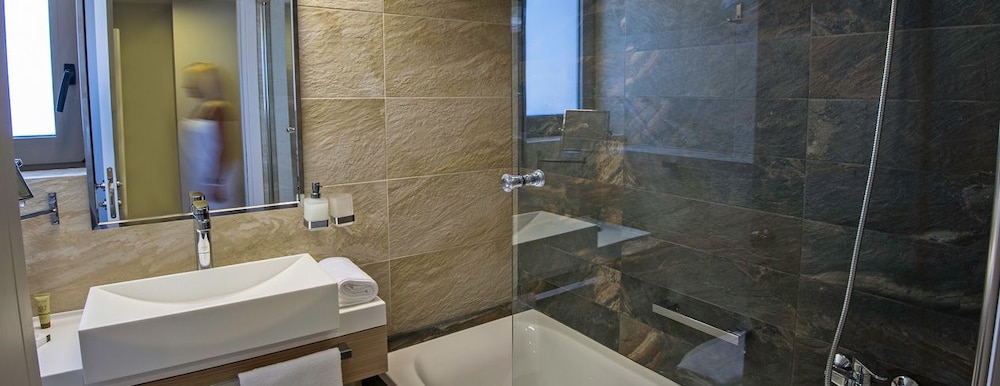 Swell Boutique Hotel 30/38