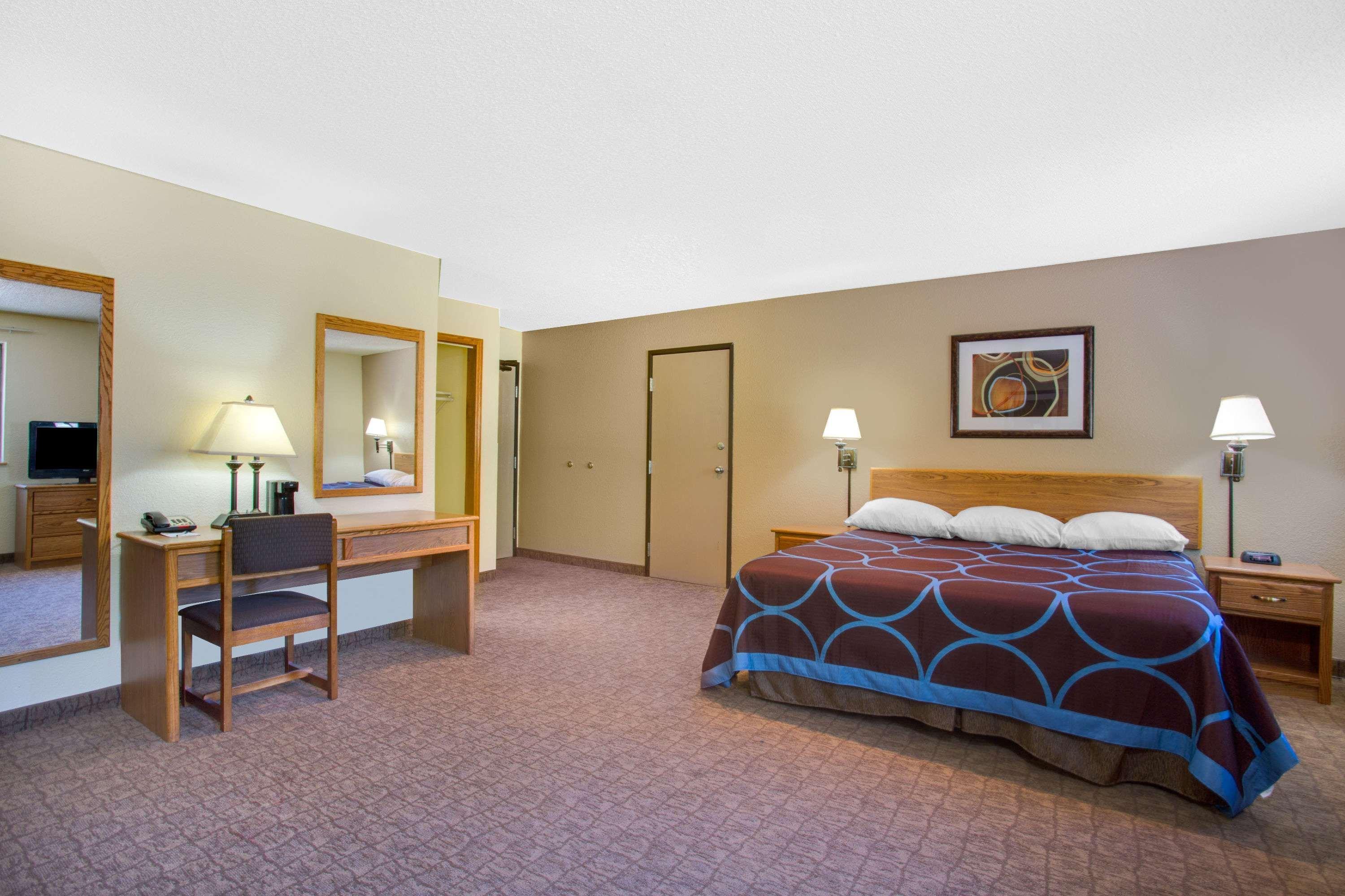 Super 8 By Wyndham Lewisburg 10/16