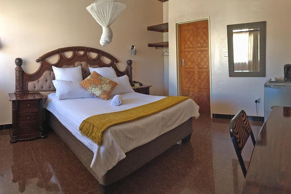 Woodlands Lodge & Tours 11/50