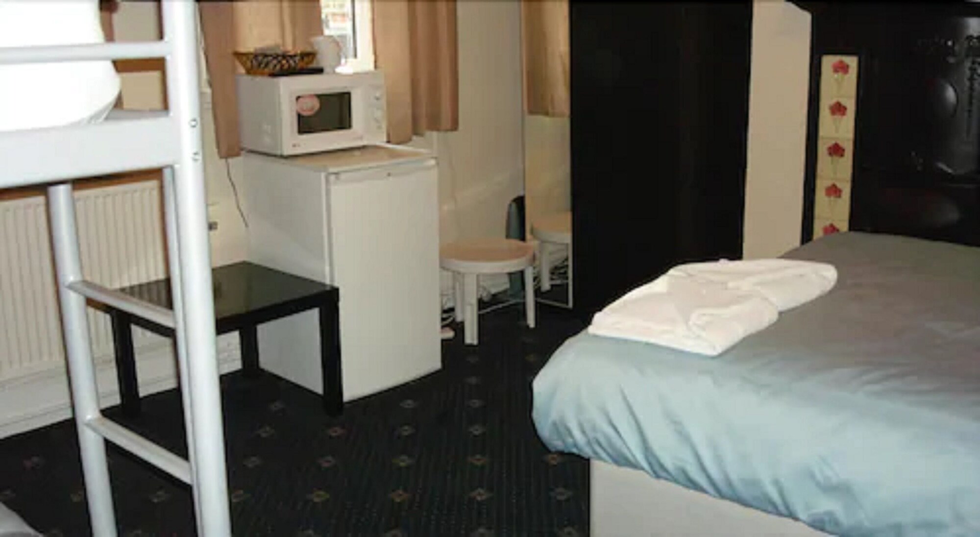 ECONOMY, TRIPLE, SHARED BATHROOM