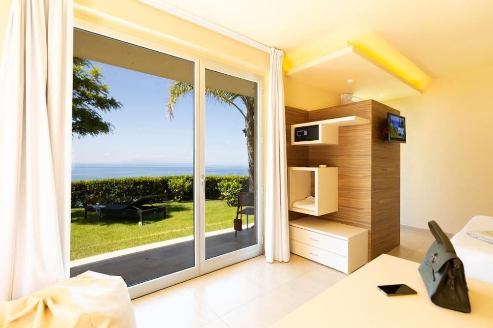 Blue Bay Resort 72/72