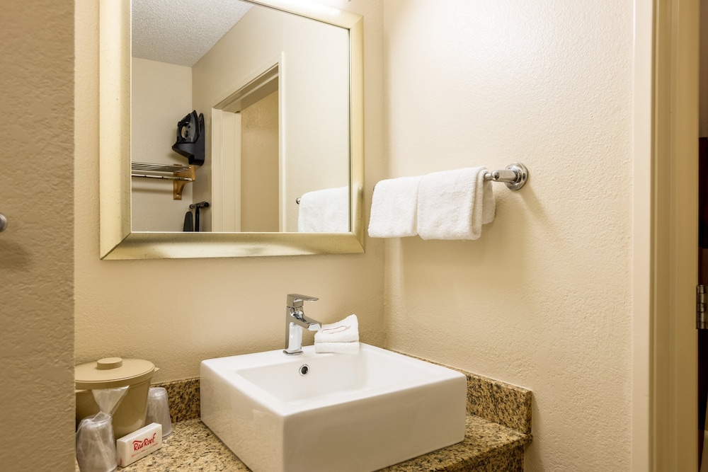 Red Roof Inn Phoenix North - I-17 at Bell Rd 23/38