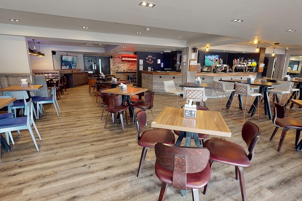 Village Prem Swansea Hotel Leisure Club 46/61