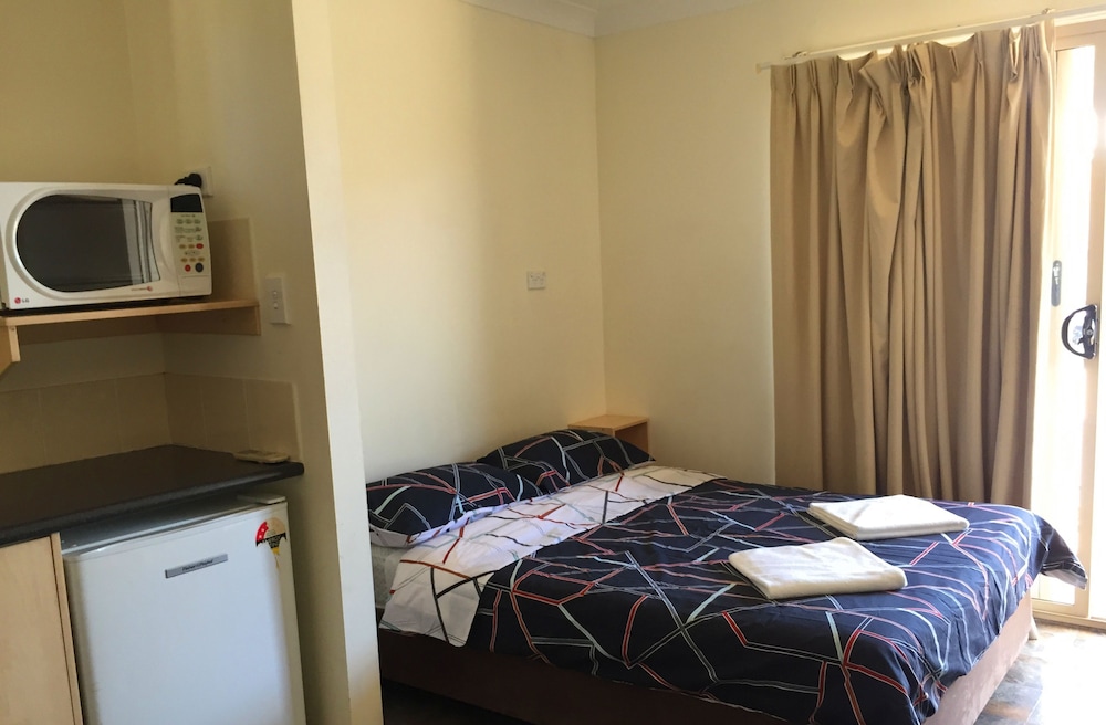 INLAND OASIS MOTEL 23/68