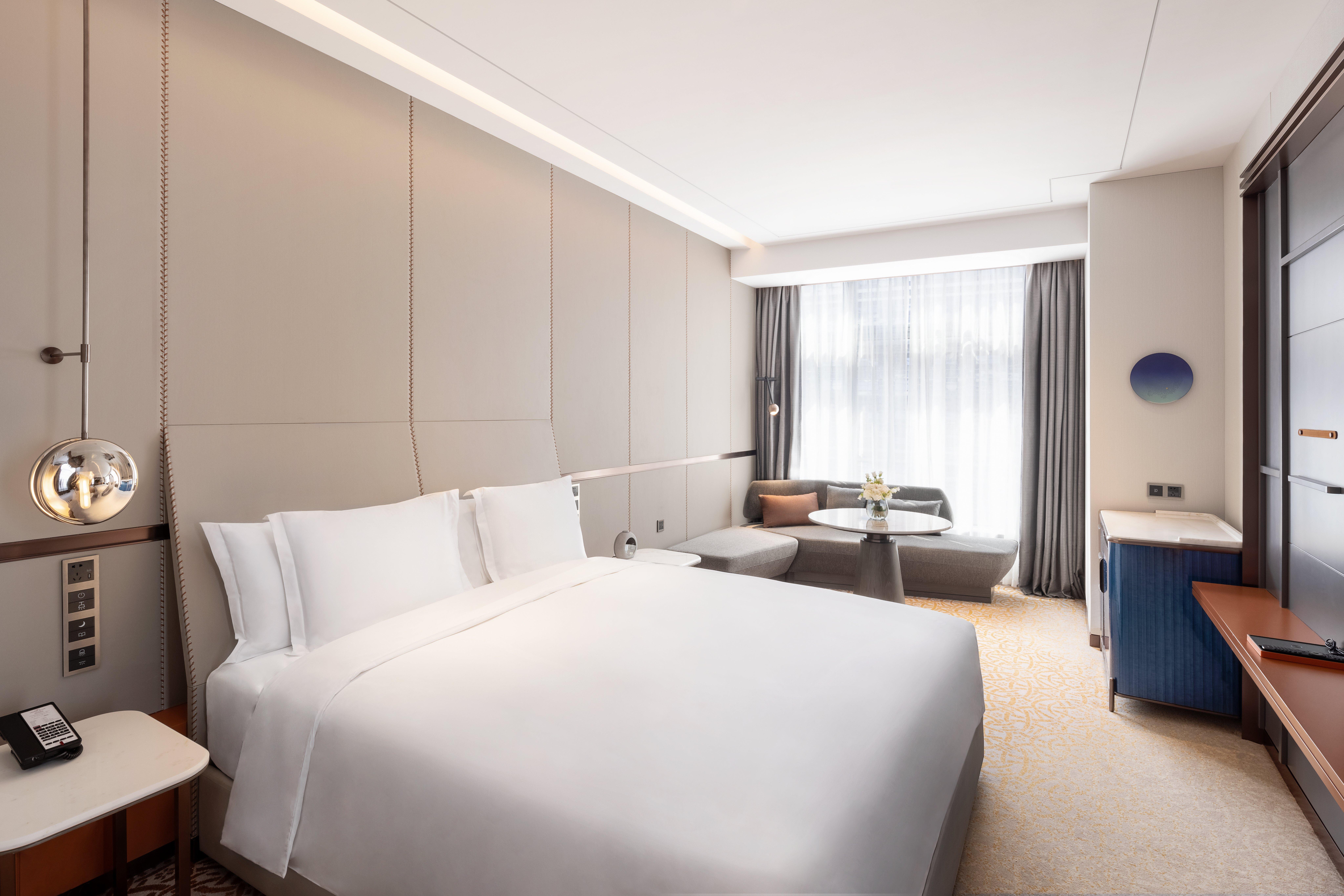 Standard, King Bed, Lounge Access, High Floor