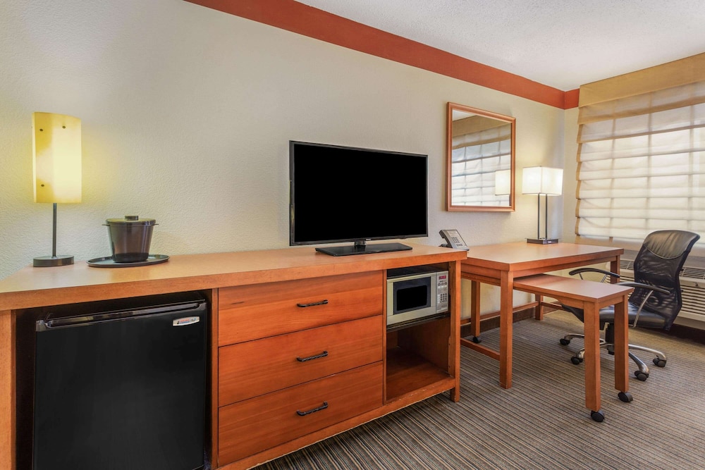 La Quinta Inn & Suites by Wyndham Chicago Tinley Park 38/47