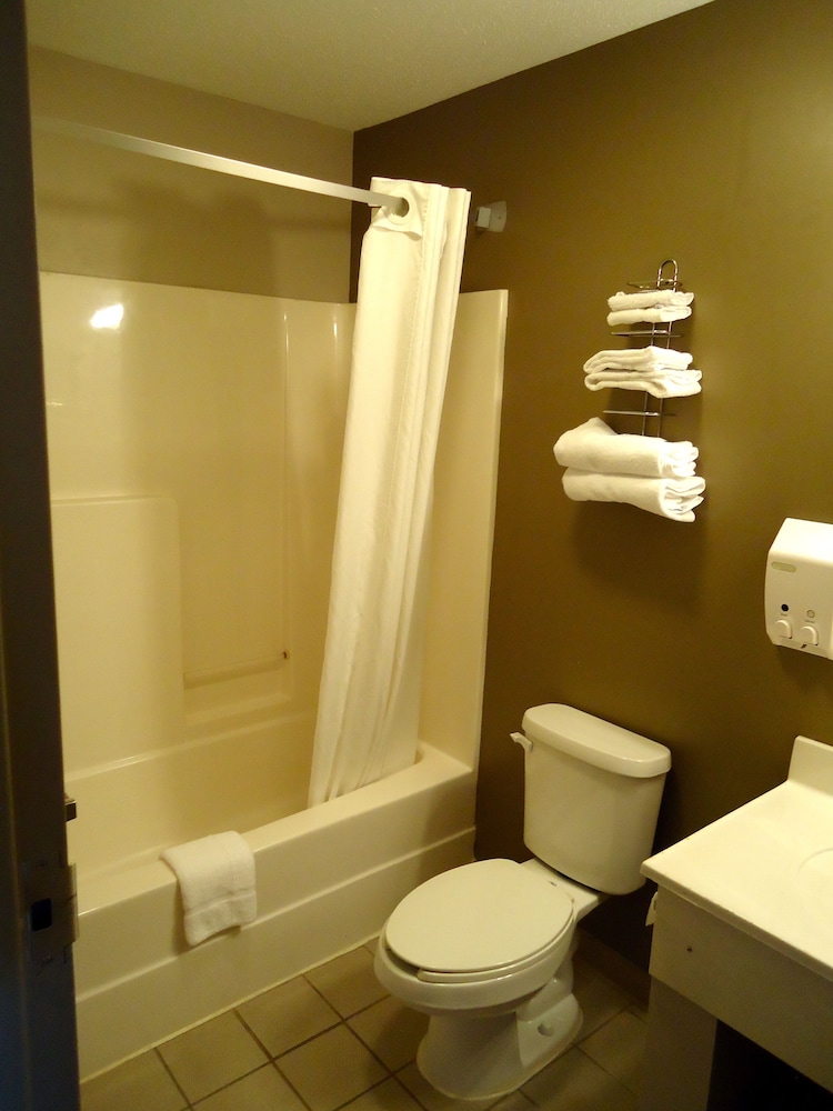 Super 8 by Wyndham Niagara Falls NY 13/25