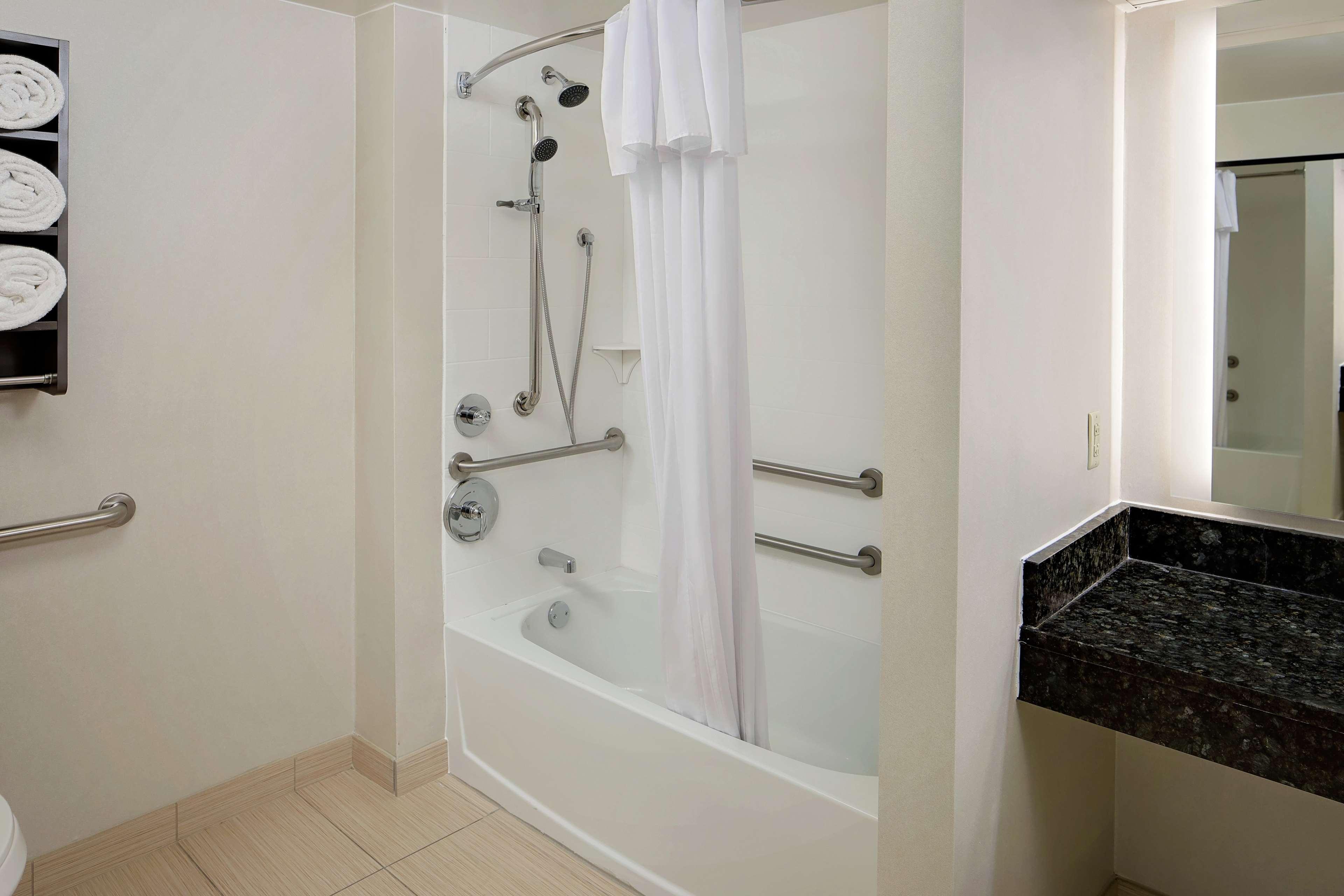 جناح بسريرين مزدوجين وسرير كينج بغرفتي نوم لذوي الإعاقة، Homewood Suites by Hilton Hartford-Farmington 3/3