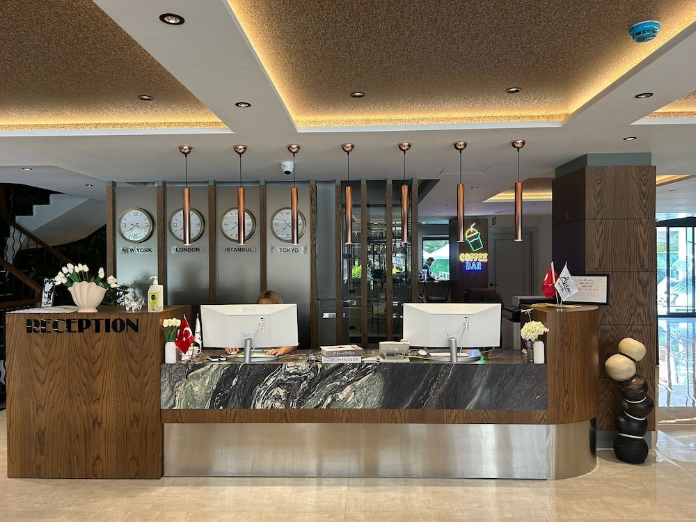 Sam Hotel 3/48
