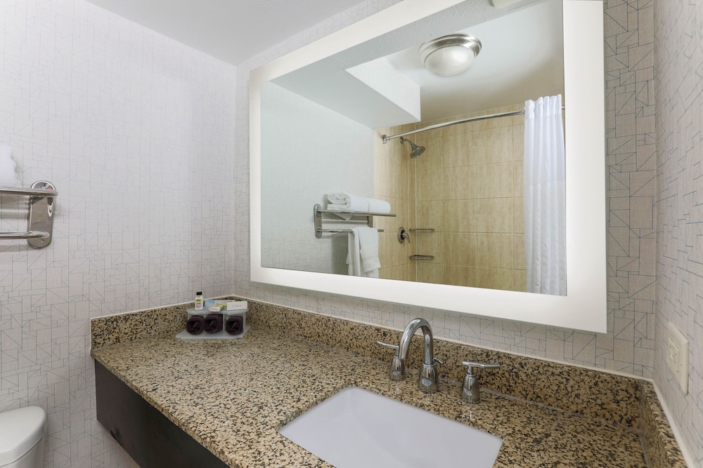 جناح بسرير كينج بحوض استحمام لذوي الإعاقة، Holiday Inn Express & Suites Downtown Fort Worth 2/2