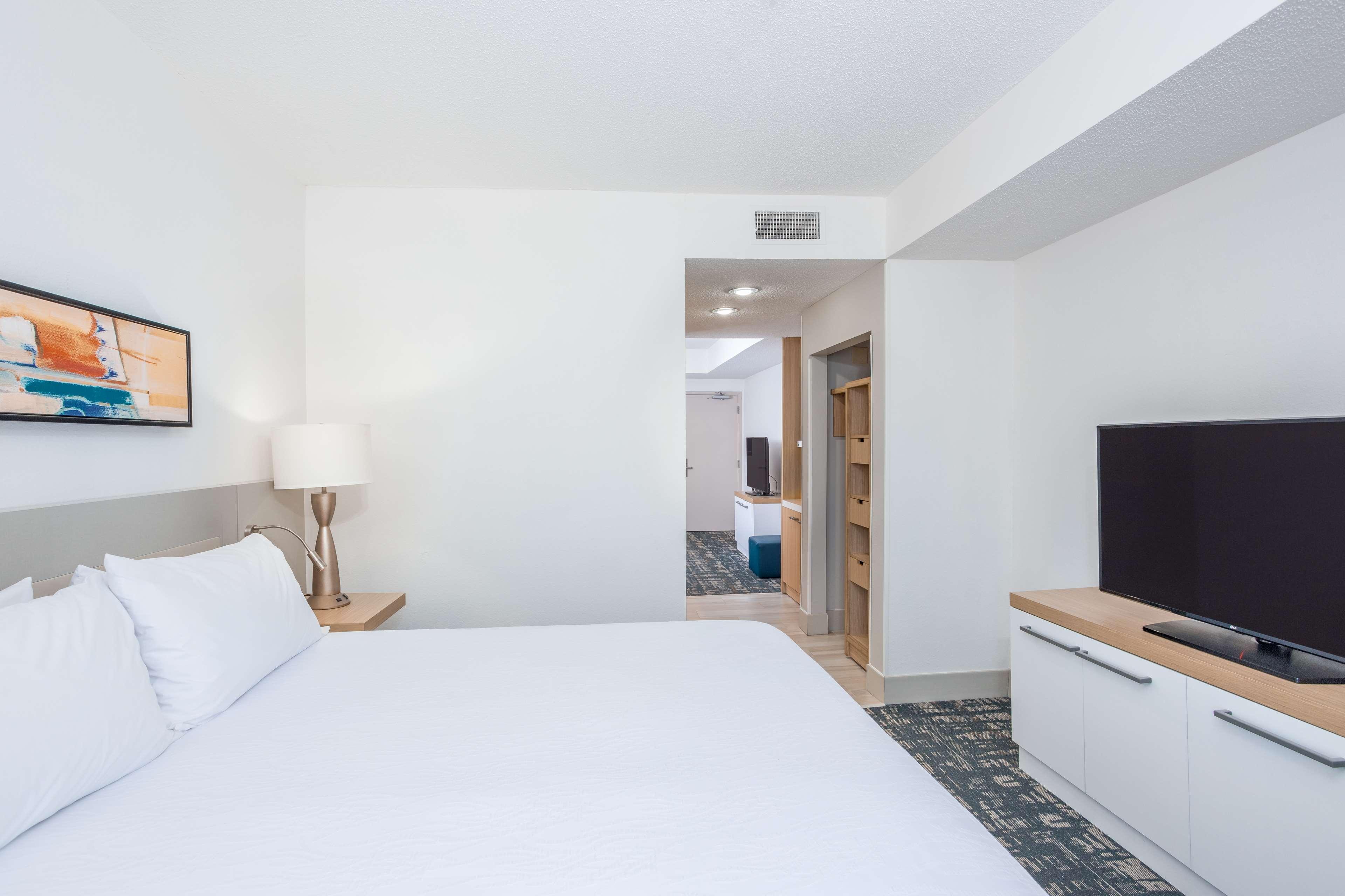 1 BEDROOM, SUITE, KING BED, SOFA