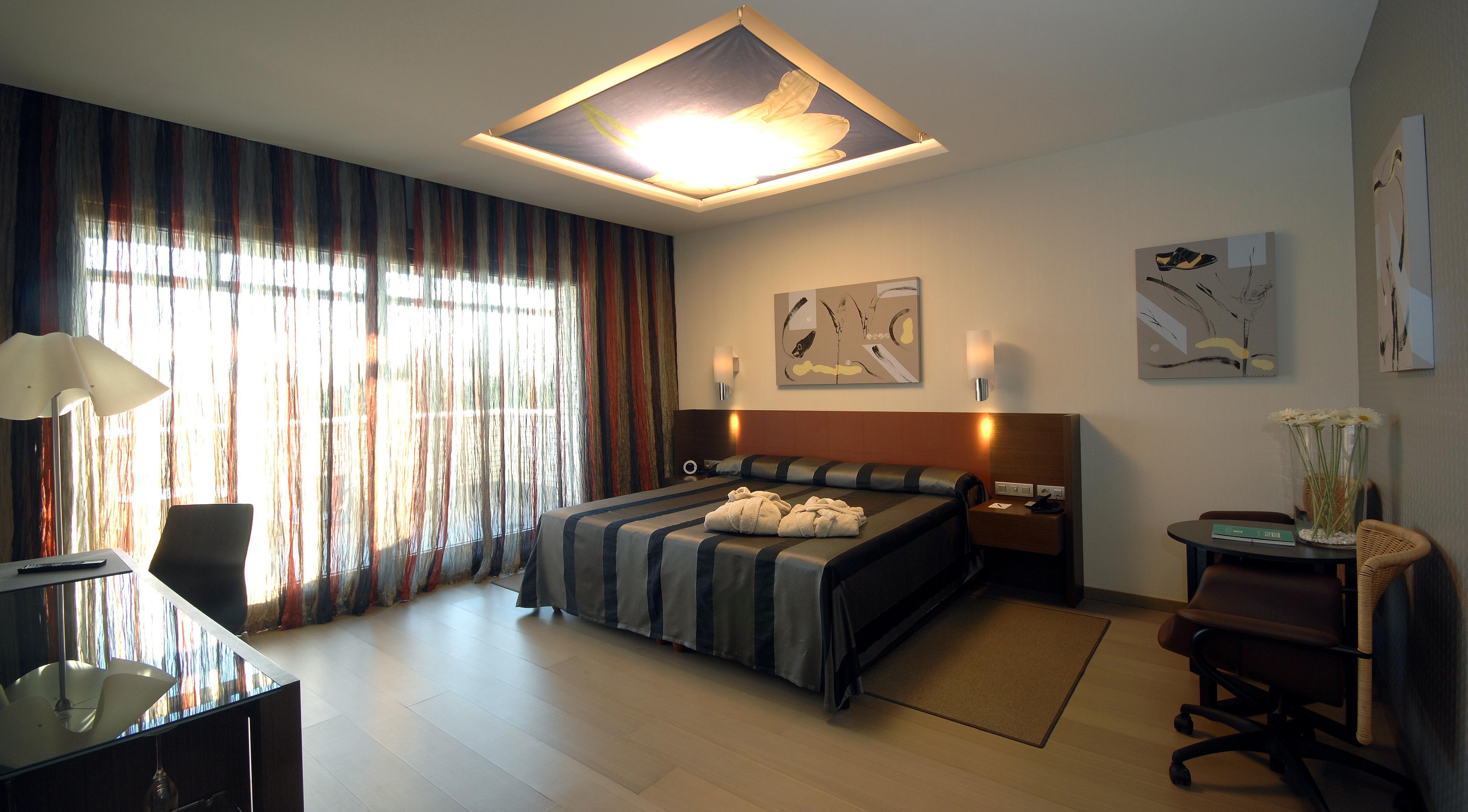 غرفة تنفيذية بسرير مزدوج