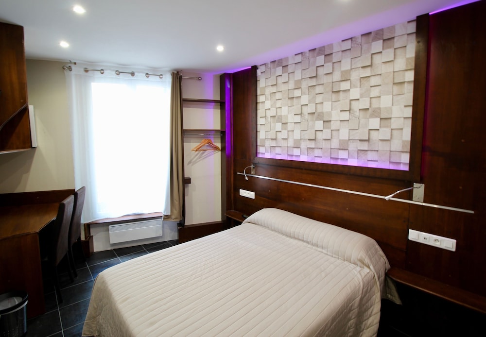 Hotel des Pyrenees 24/50