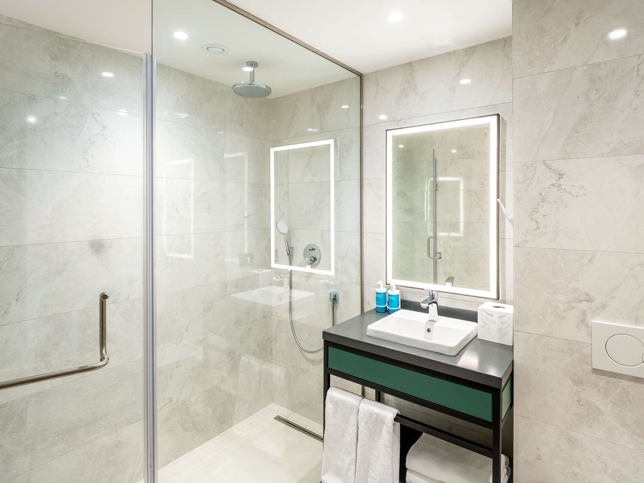 جناح بسرير كينج بشرفة، Novotel Tbilisi Center 3/3