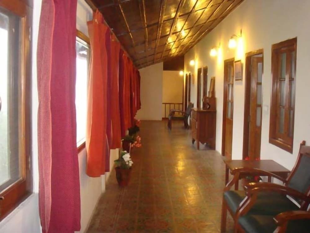 HOTEL HIMALAYAN CLUB 38/48