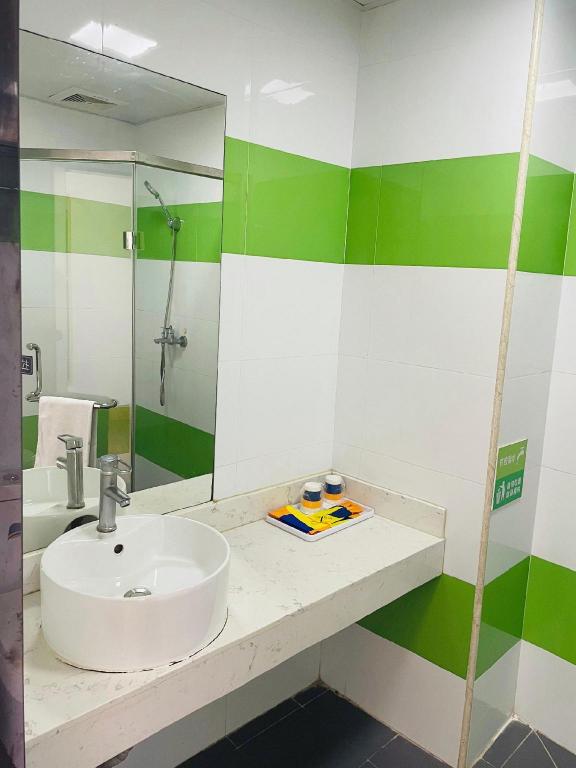 7 Days Inn (Zhuhai Haiquanwan Pingsha) 49/55
