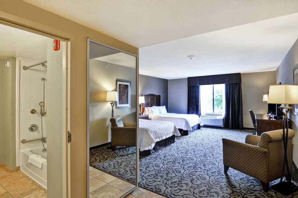 Hampton Inn and Suites New Hartford 30/64