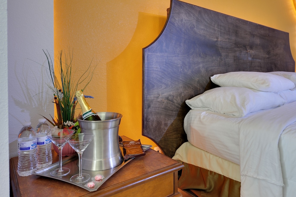 Romantic Inn Suites 30/43