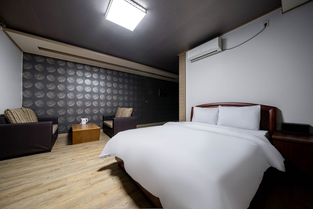 F1 Hotel 12/32