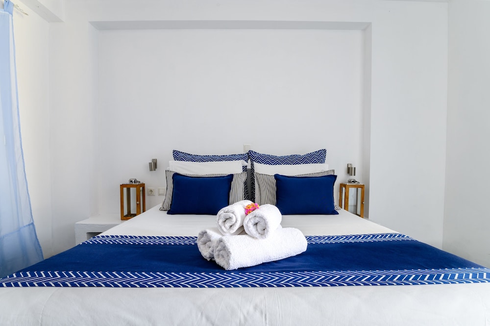 ROOM, KING BED, POOL VIEW