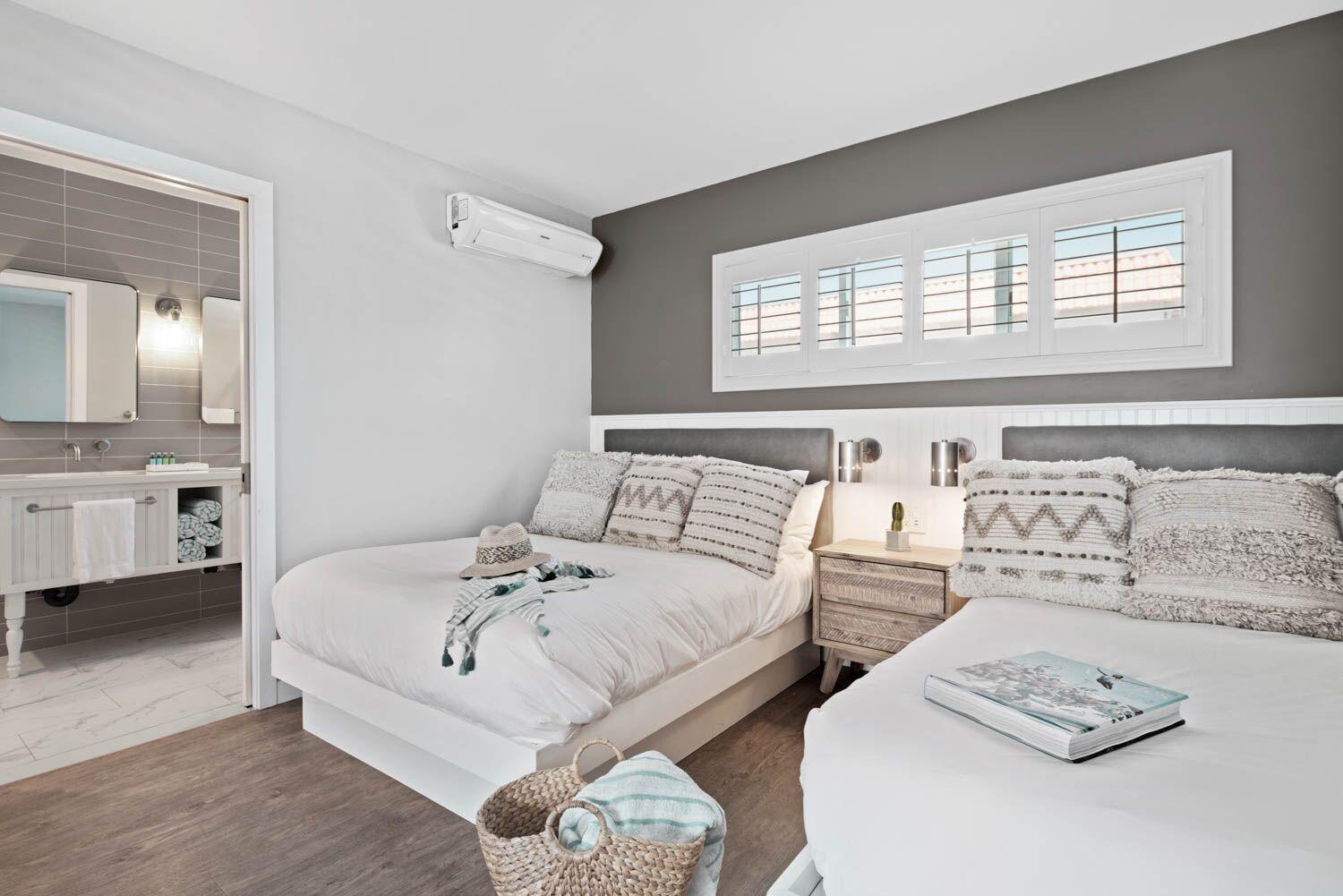 Deluxe, Double Bed, Lateral Side Sea View