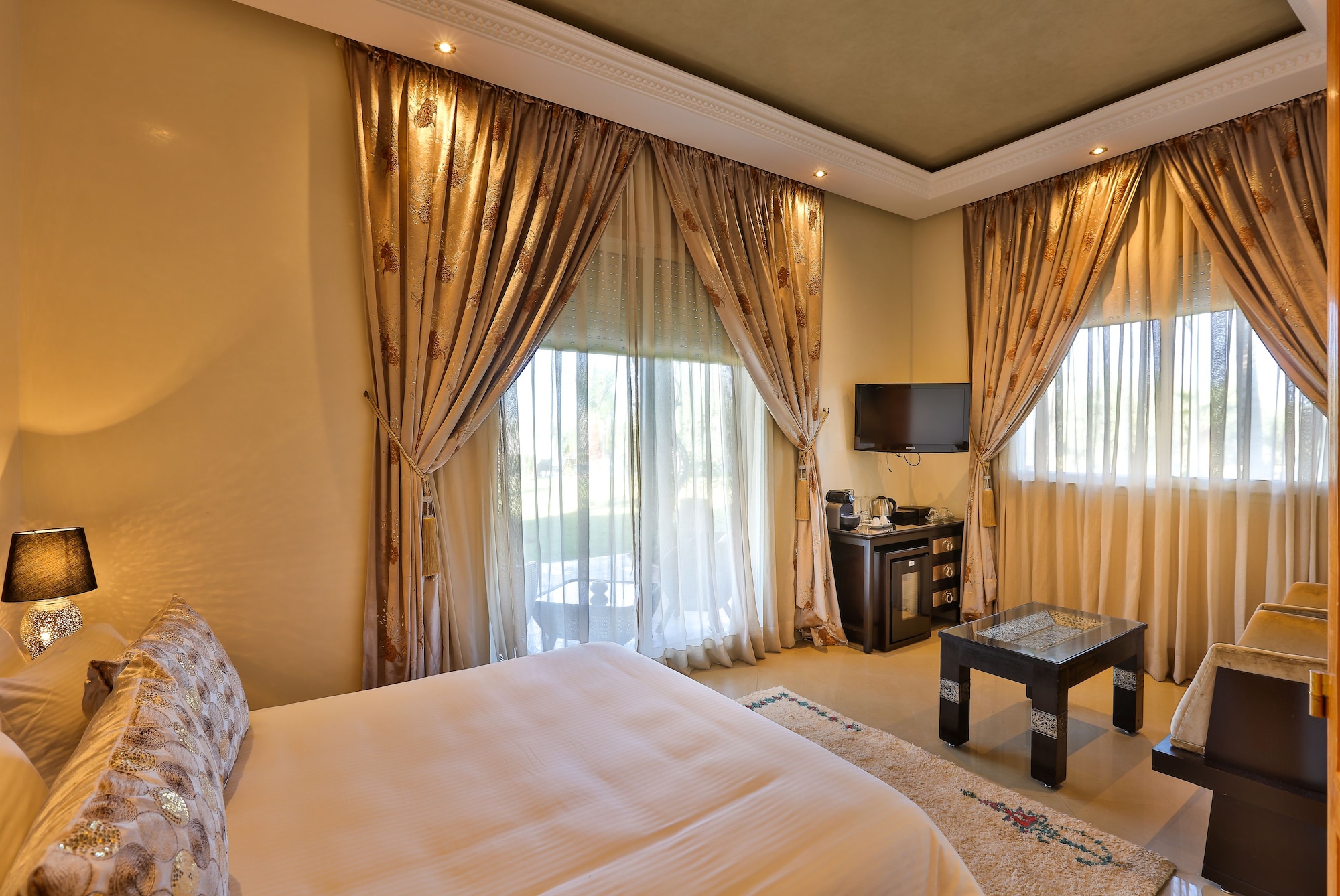 DELUXE, DOUBLE BED, POOL SIDE