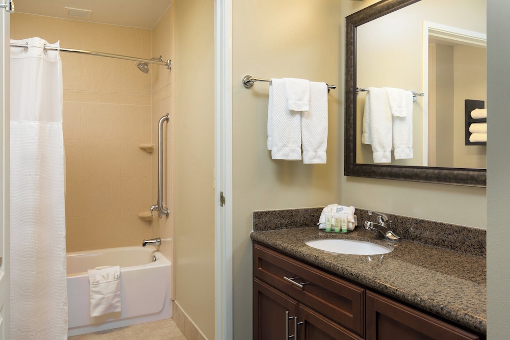 Staybridge Suites Toledo - Maumee 70/72