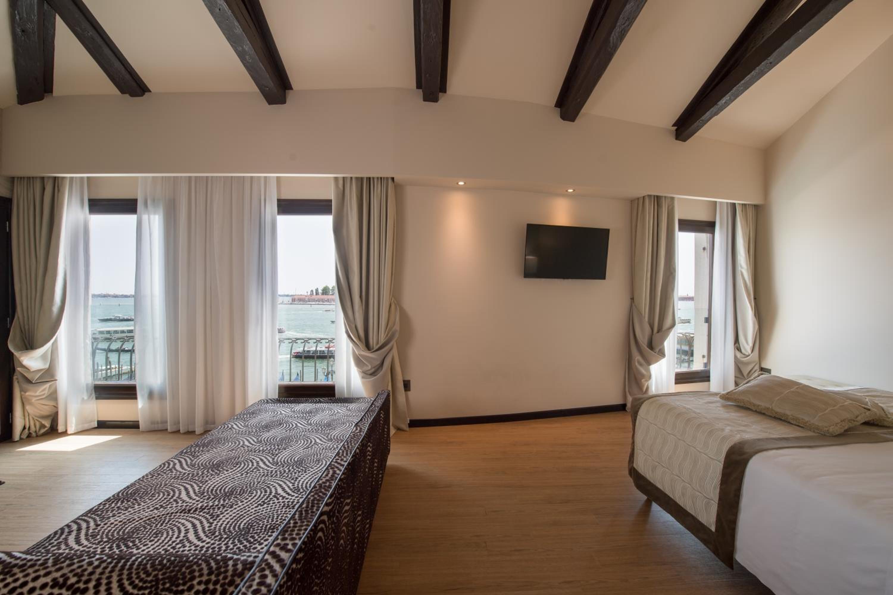 Junior Suite, Lagoon View