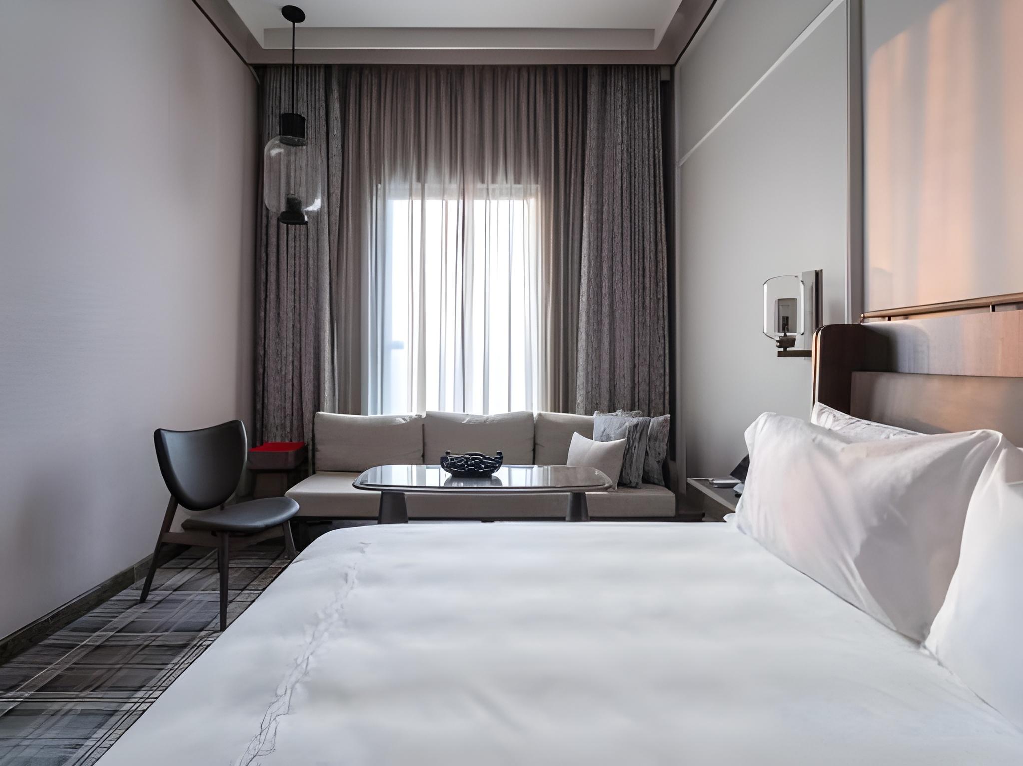 2 Bay Suite, Club