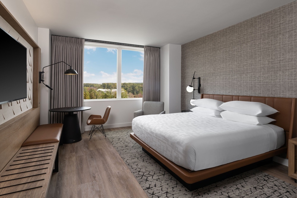 Deluxe, King Bed, Golf Course View, Accessible