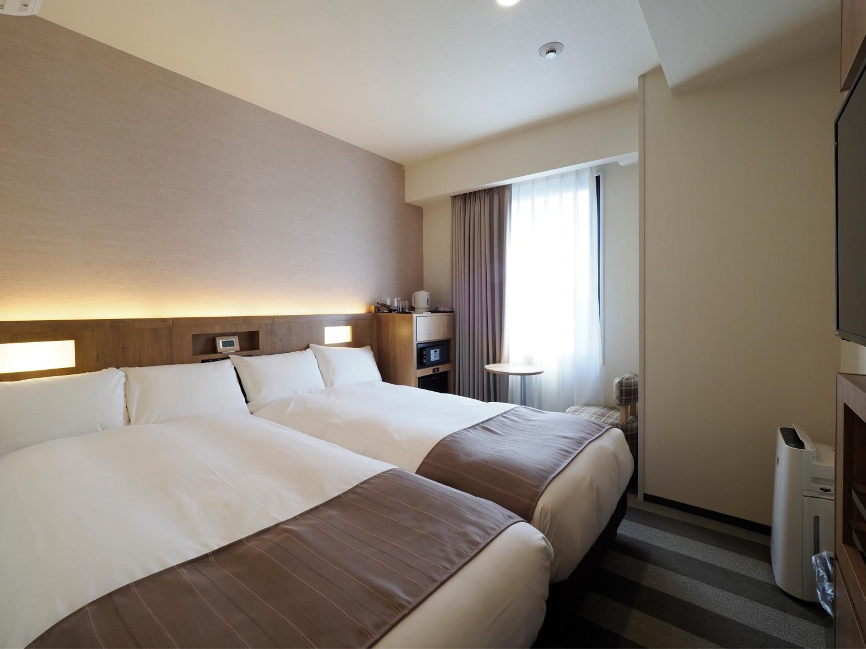 PLUS, SUPERIOR, TWIN BEDS, LOUNGE ACCESS